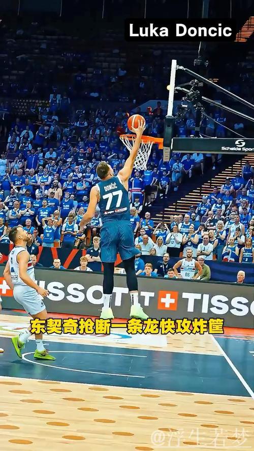 东契奇妙传助攻 海斯空接炸筐