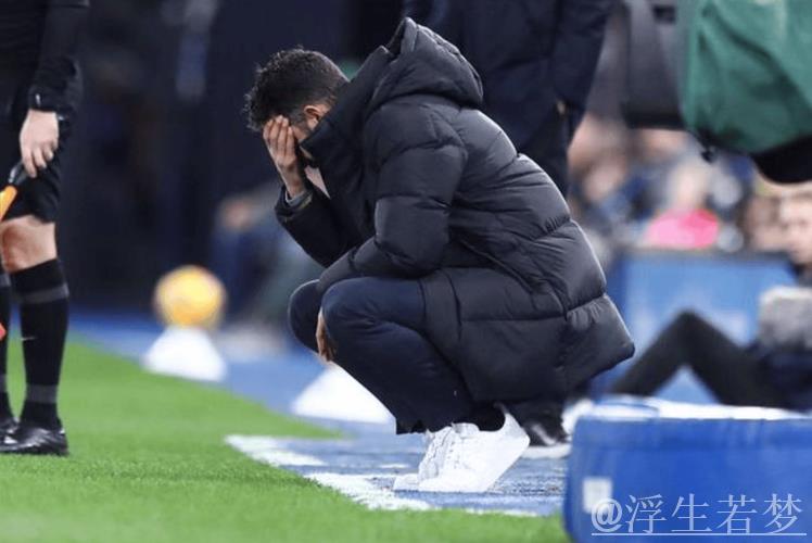 阿莫林40岁无奈蹲地！曼联1周内2场比赛失误频发 1-4惨败再添4大尴尬
